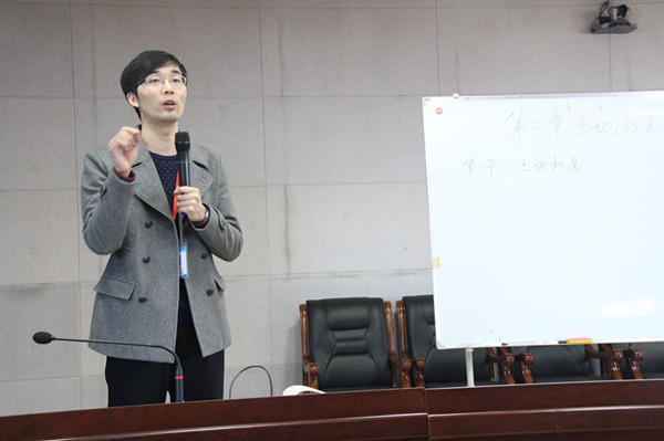 中國地質大學長城學院組織專職教師業(yè)務培訓