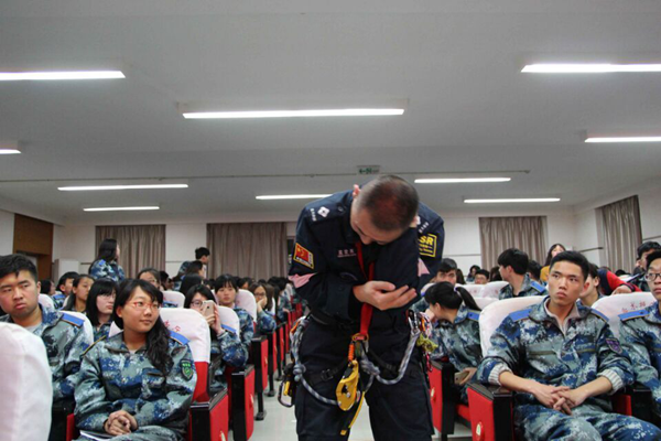 我院舉辦“大學(xué)生安全、防護(hù)”主題講座