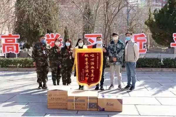 春暉遍澤桃李樹(shù)，碩果滿(mǎn)掛瓊瑤枝！