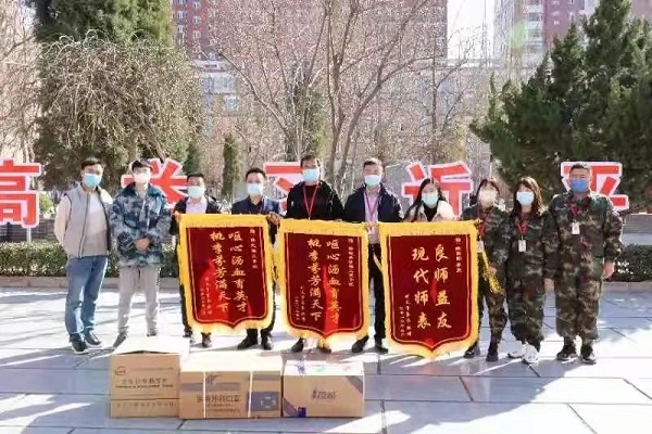 春暉遍澤桃李樹(shù)，碩果滿(mǎn)掛瓊瑤枝！