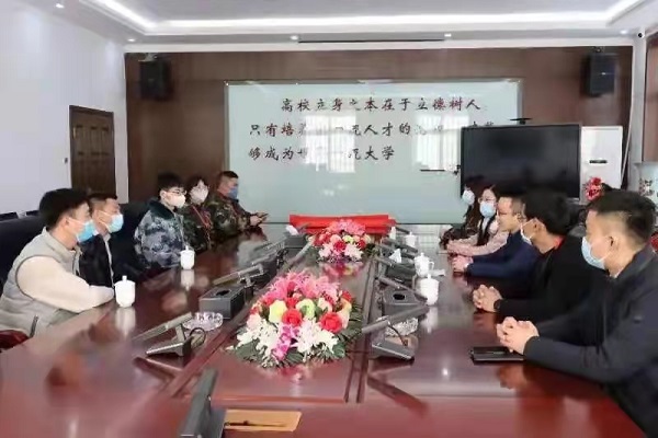 春暉遍澤桃李樹(shù)，碩果滿(mǎn)掛瓊瑤枝！
