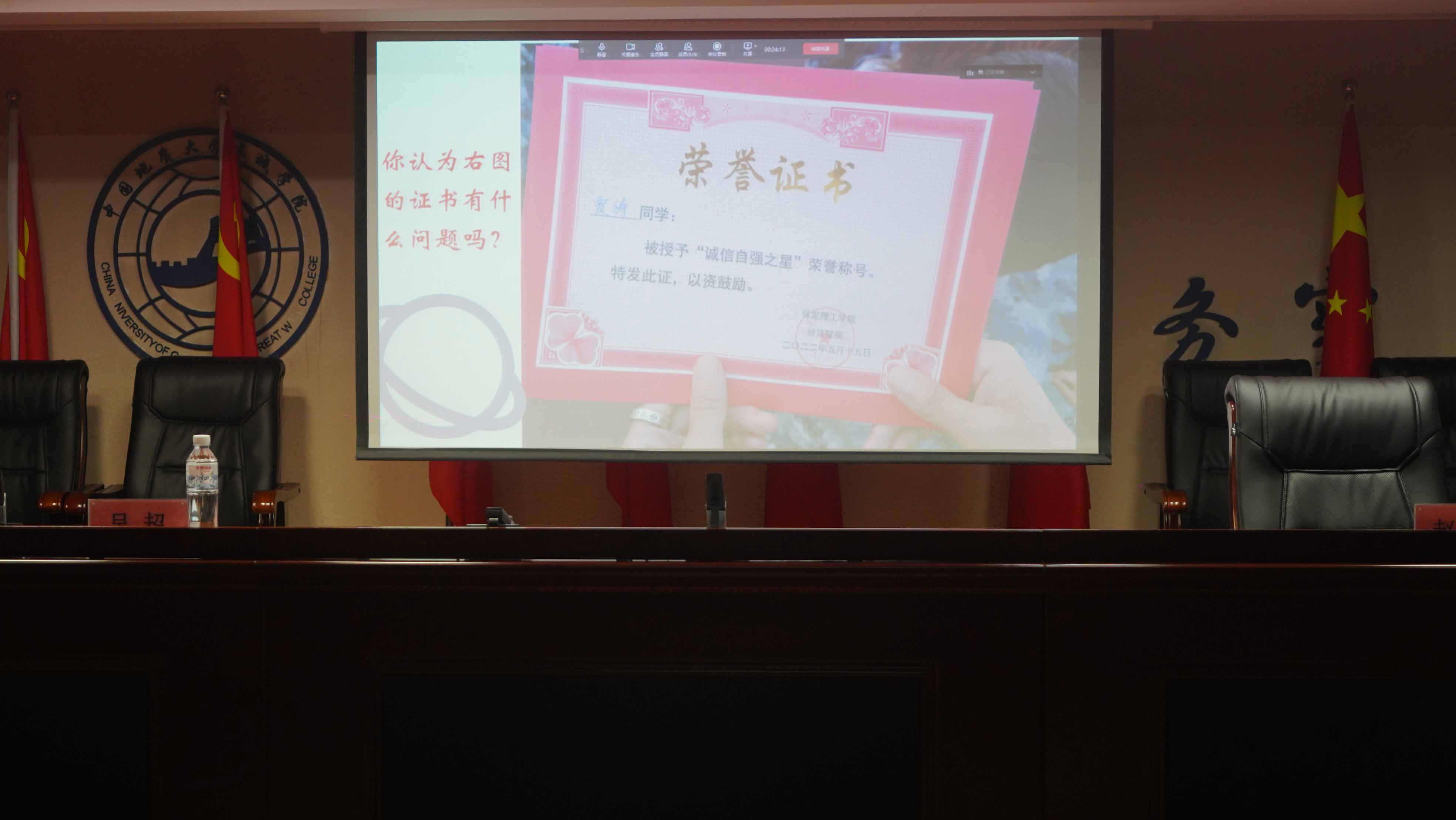 趙鐵海就“如何擬寫(xiě)榮譽(yù)證書(shū)”進(jìn)行輔導(dǎo)授課