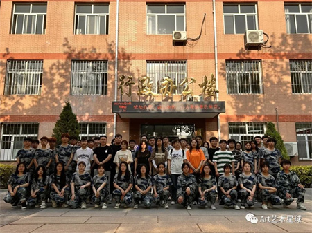 保定理工學(xué)院‖藝術(shù)學(xué)院‖嶄新生活，人生轉(zhuǎn)折，我院2023屆學(xué)子向母校贈(zèng)送錦旗！