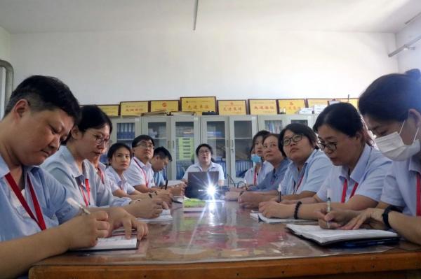 加強師德師風(fēng)建設(shè)，發(fā)揮教師黨員先鋒模范作用——我院教師黨員積極開展師德師風(fēng)學(xué)習(xí)活動