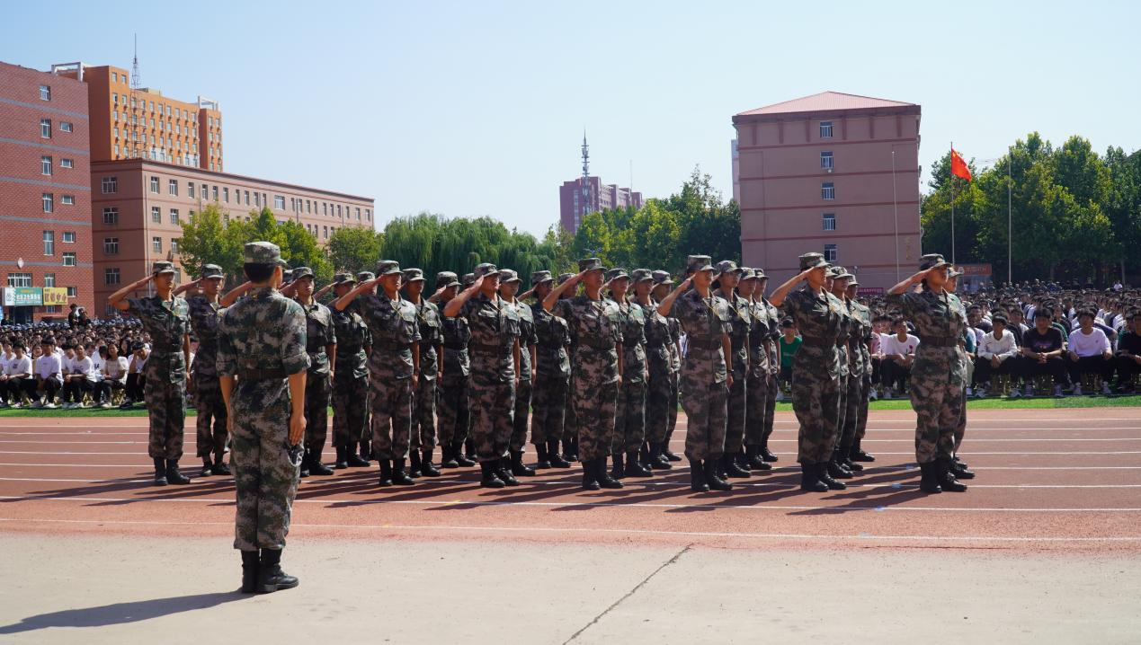 保定理工學(xué)院2023級新生軍訓(xùn)開營式隆重舉行