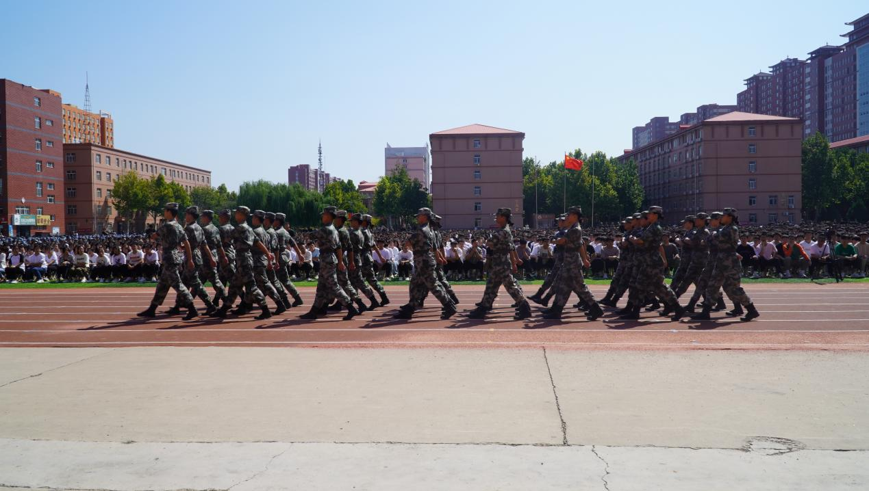 保定理工學(xué)院2023級新生軍訓(xùn)開營式隆重舉行