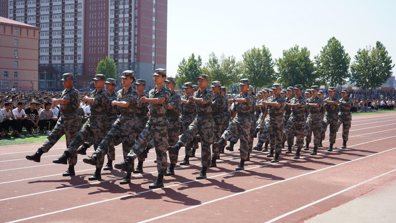 保定理工學(xué)院2023級新生軍訓(xùn)開營式隆重舉行