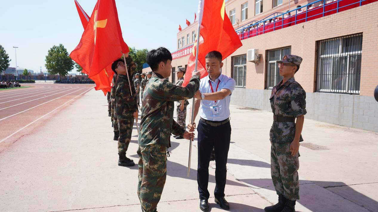 保定理工學(xué)院2023級新生軍訓(xùn)開營式隆重舉行