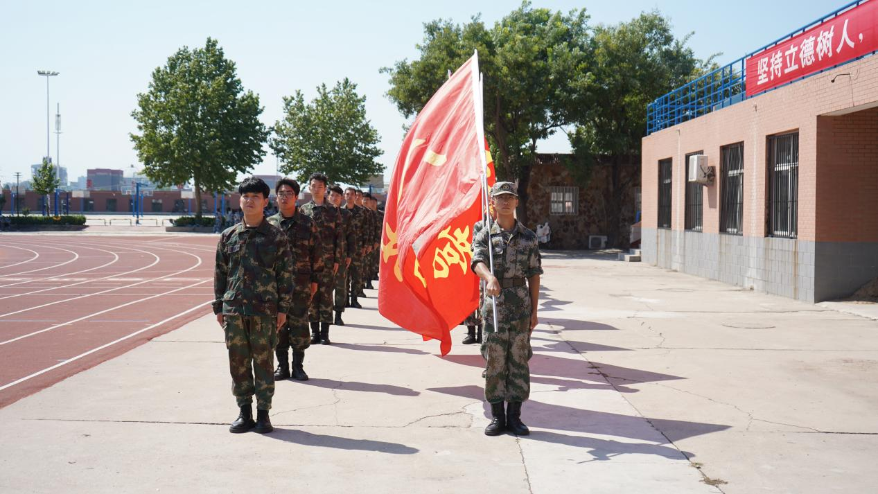 保定理工學(xué)院2023級新生軍訓(xùn)開營式隆重舉行