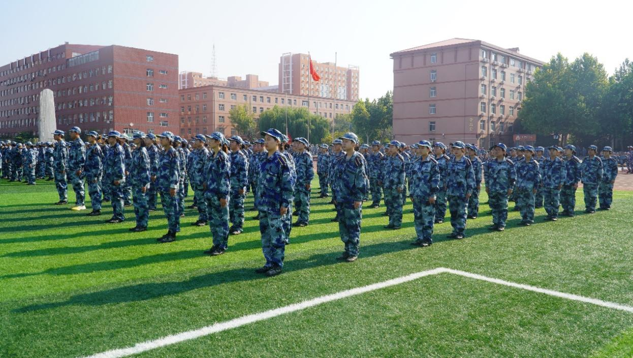 軍訓(xùn)簡報(bào):軍訓(xùn)正當(dāng)時(shí),青春灑汗水