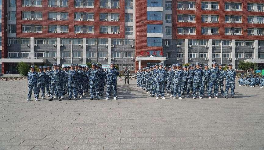 軍訓(xùn)簡報(bào):軍訓(xùn)正當(dāng)時(shí),青春灑汗水