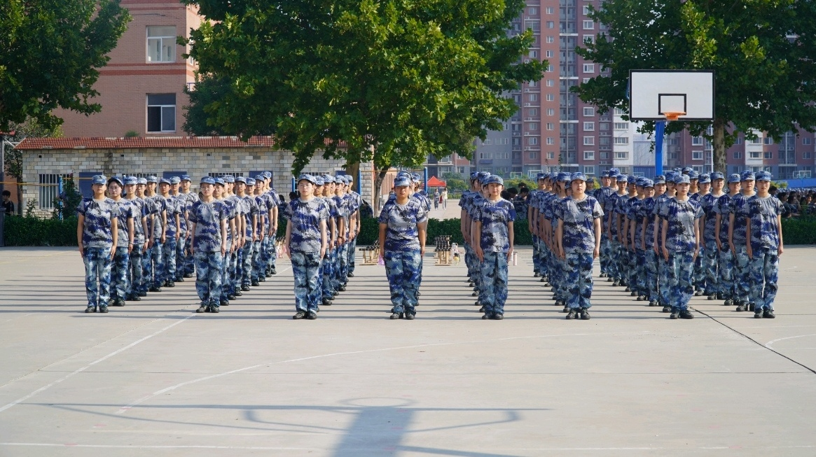 軍訓(xùn)簡報(bào):軍訓(xùn)正當(dāng)時(shí),青春灑汗水