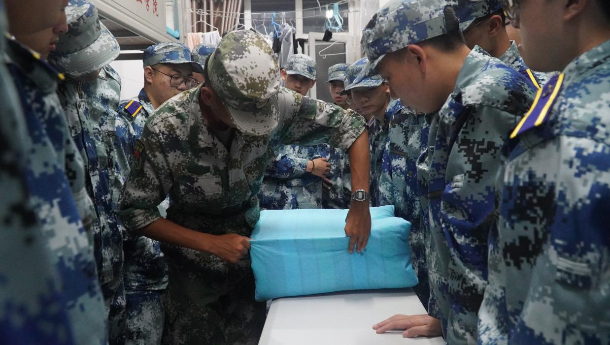 軍訓(xùn)簡報(bào):軍訓(xùn)正當(dāng)時(shí),青春灑汗水