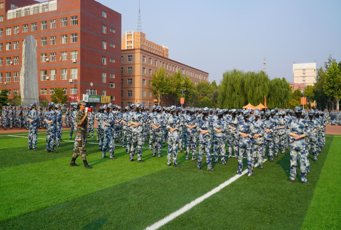 軍訓(xùn)簡(jiǎn)報(bào):烈日驕陽(yáng) 青春無(wú)悔