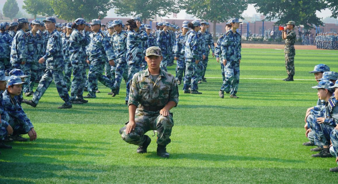 軍訓(xùn)簡(jiǎn)報(bào):烈日驕陽(yáng) 青春無(wú)悔