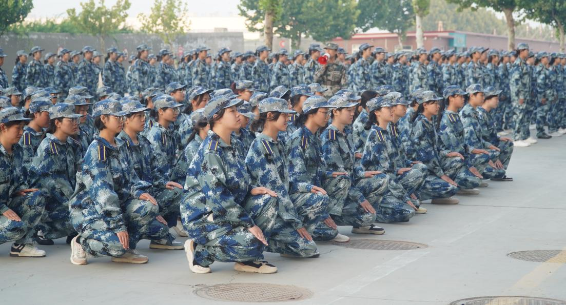 軍訓(xùn)簡(jiǎn)報(bào):烈日驕陽(yáng) 青春無(wú)悔