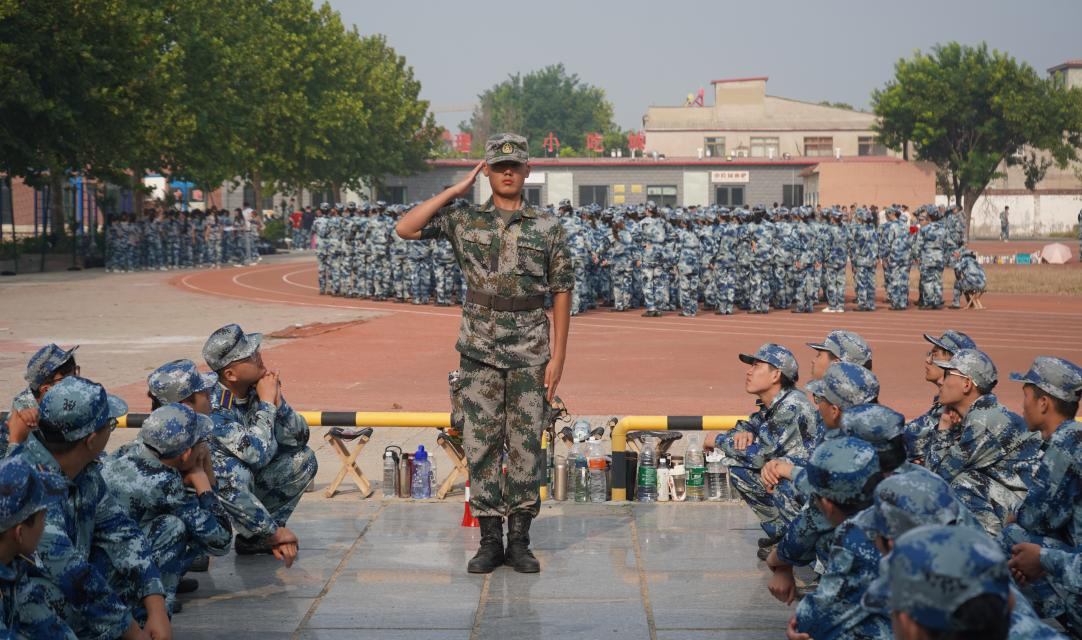 軍訓(xùn)簡(jiǎn)報(bào):烈日驕陽(yáng) 青春無(wú)悔