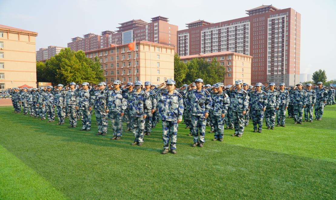 軍訓(xùn)簡(jiǎn)報(bào):烈日驕陽(yáng) 青春無(wú)悔