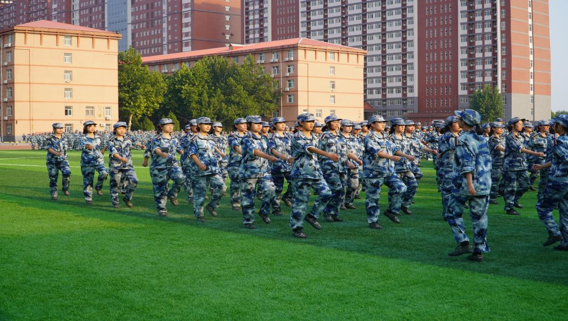 軍訓(xùn)簡(jiǎn)報(bào):烈日驕陽(yáng) 青春無(wú)悔