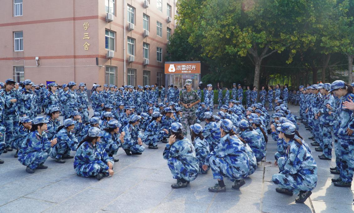 軍訓(xùn)簡(jiǎn)報(bào):烈日驕陽(yáng) 青春無(wú)悔