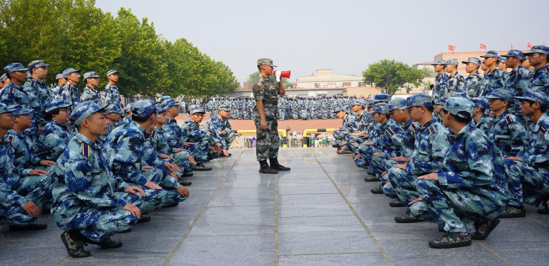 軍訓(xùn)簡(jiǎn)報(bào):烈日驕陽(yáng) 青春無(wú)悔