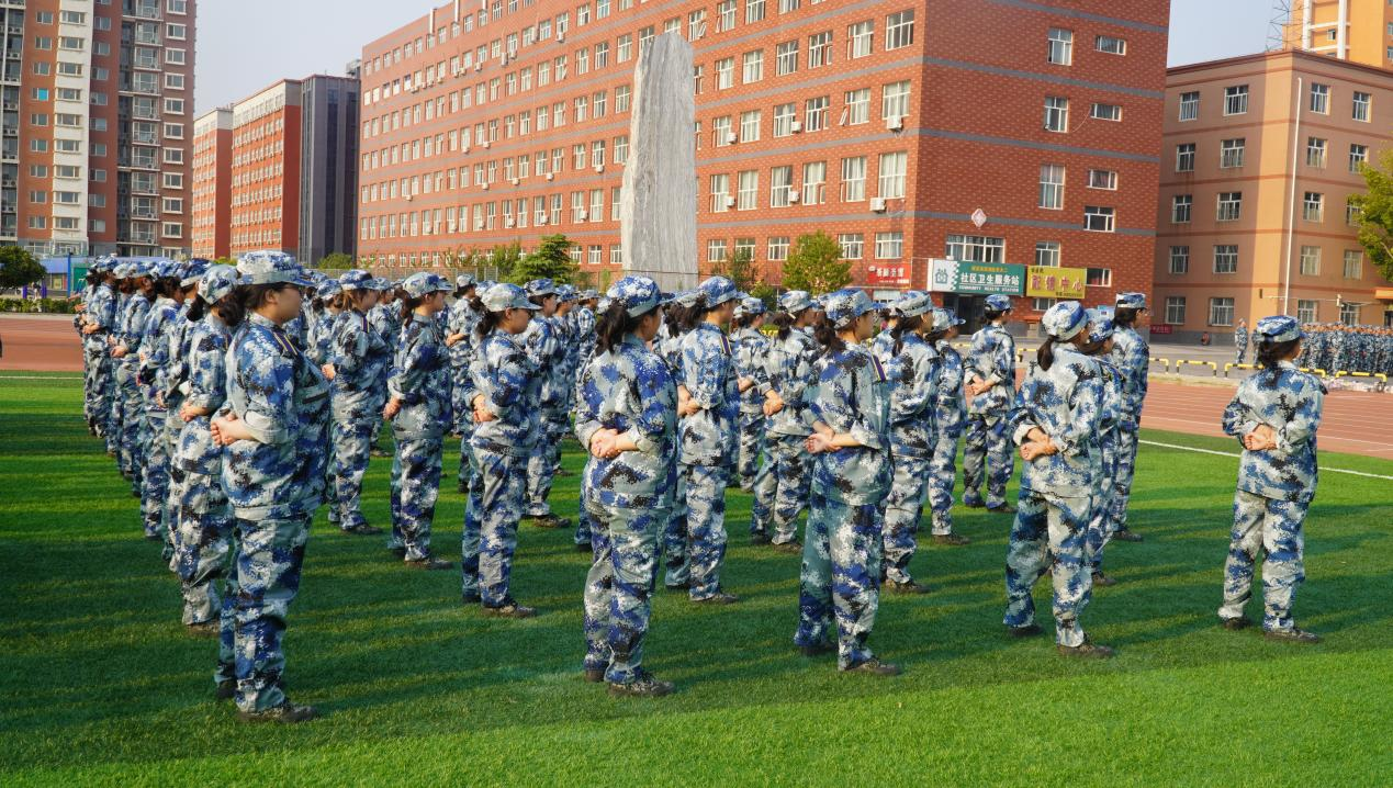 軍訓(xùn)簡(jiǎn)報(bào):烈日驕陽(yáng) 青春無(wú)悔