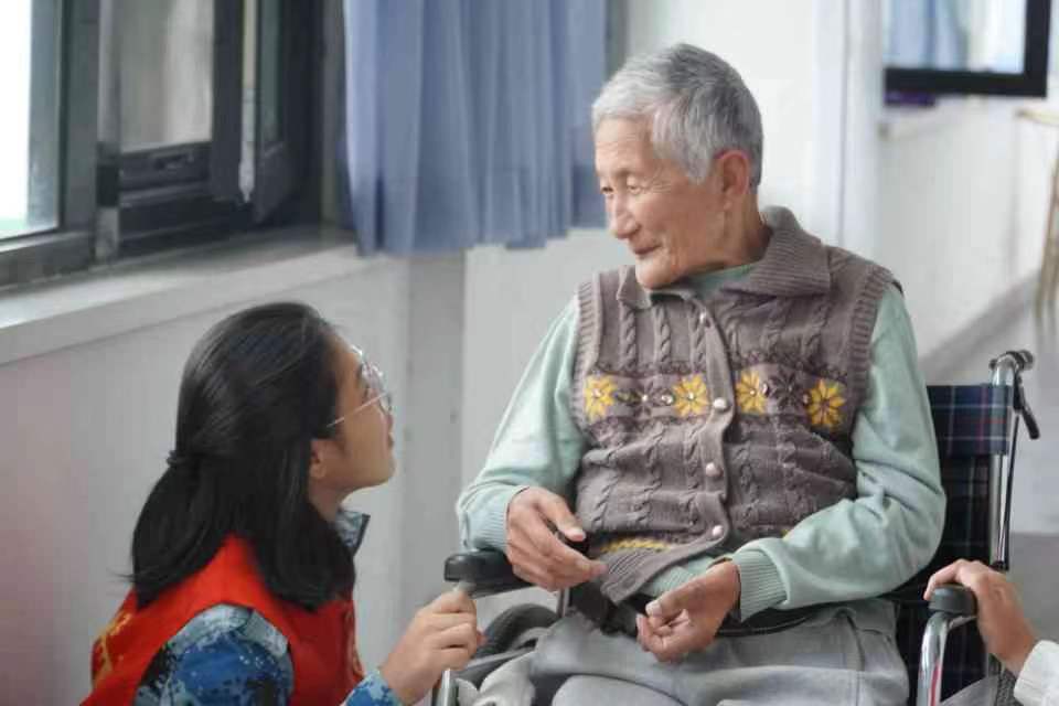 志愿服務(wù)暖人心,養(yǎng)老院里筑真情