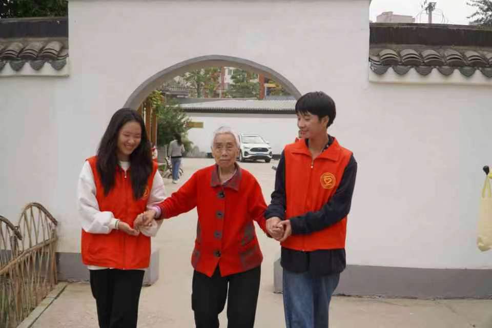 志愿服務(wù)暖人心,養(yǎng)老院里筑真情