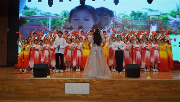 青春孕育無限希望，青年創(chuàng)造美好明天！”大型合唱會(huì)圓滿落幕