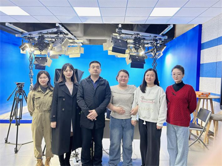 保定理工學院藝術(shù)學院 師生代表團參觀學習河北大學超高清錄課室