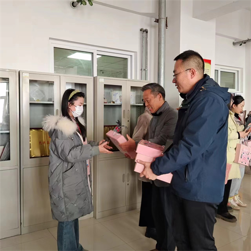 三八婦女節(jié)致敬外國(guó)語(yǔ)學(xué)院女教職員工