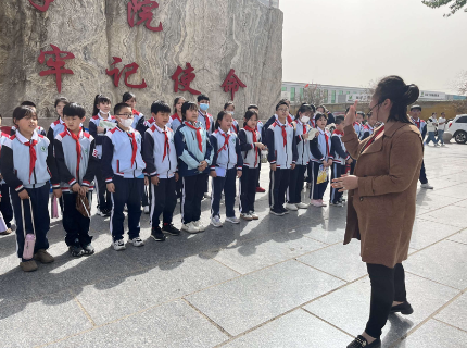 地質(zhì)館迎接址舫頭小學(xué)的隊(duì)員們開展“世界地球日”科普研學(xué)實(shí)踐活動