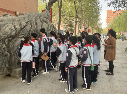 地質(zhì)館迎接址舫頭小學(xué)的隊(duì)員們開展“世界地球日”科普研學(xué)實(shí)踐活動