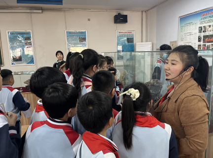 地質(zhì)館迎接址舫頭小學(xué)的隊(duì)員們開展“世界地球日”科普研學(xué)實(shí)踐活動