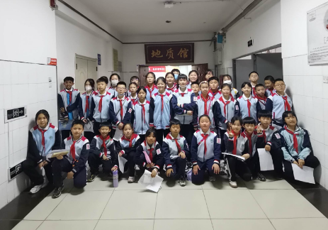 地質(zhì)館迎接址舫頭小學(xué)的隊(duì)員們開展“世界地球日”科普研學(xué)實(shí)踐活動