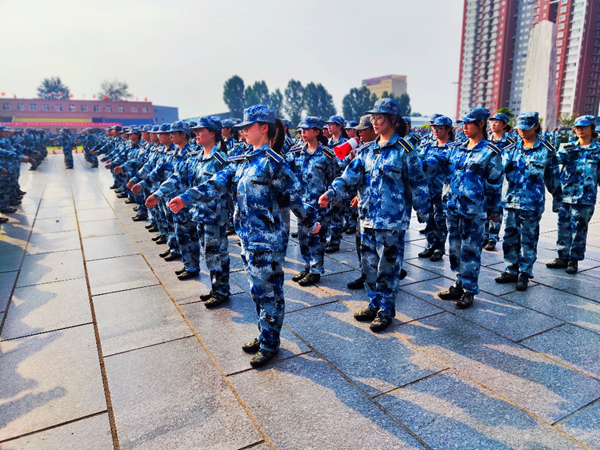 保定理工學(xué)院||管理學(xué)院||軍訓(xùn)進(jìn)行時，少年何懼驕陽烈 意氣風(fēng)發(fā)英姿颯