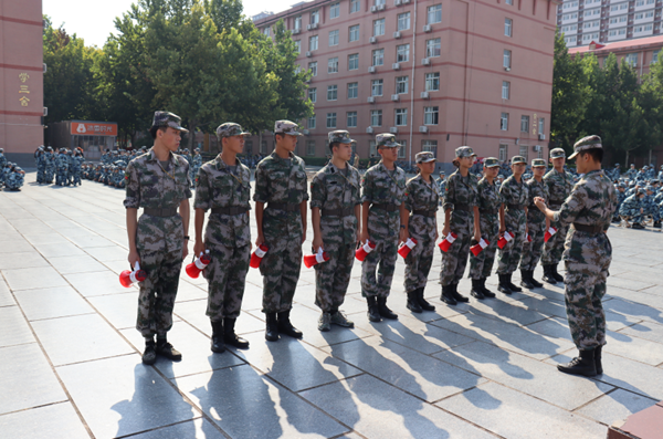 保定理工學(xué)院||管理學(xué)院||軍訓(xùn)進(jìn)行時，少年何懼驕陽烈 意氣風(fēng)發(fā)英姿颯