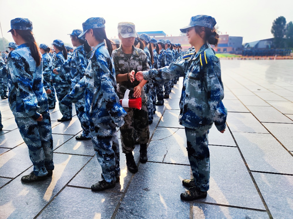 保定理工學(xué)院||管理學(xué)院||軍訓(xùn)進(jìn)行時，少年何懼驕陽烈 意氣風(fēng)發(fā)英姿颯