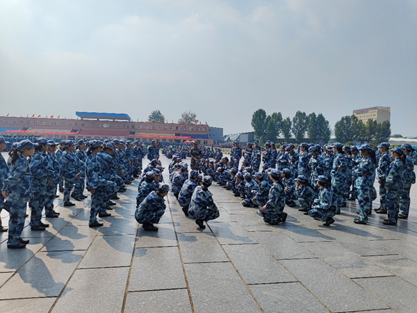 保定理工學(xué)院||管理學(xué)院||軍訓(xùn)進(jìn)行時，少年何懼驕陽烈 意氣風(fēng)發(fā)英姿颯