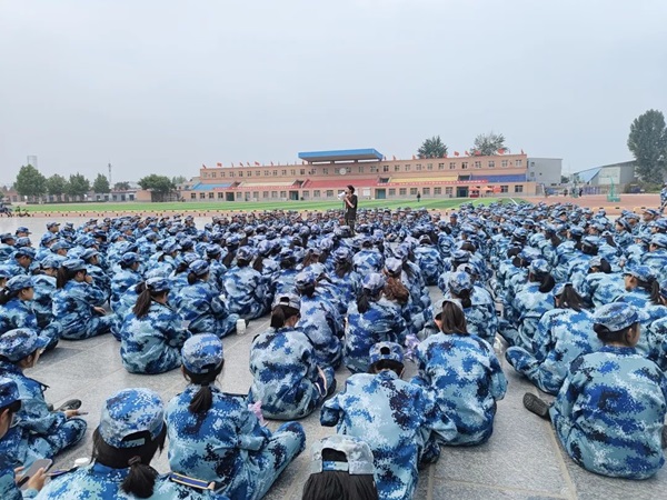 保定理工學(xué)院||管理學(xué)院||軍訓(xùn)進(jìn)行時，少年何懼驕陽烈 意氣風(fēng)發(fā)英姿颯