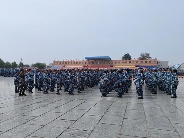 保定理工學(xué)院||管理學(xué)院||軍訓(xùn)進(jìn)行時，少年何懼驕陽烈 意氣風(fēng)發(fā)英姿颯