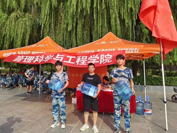 保定理工學院‖管理學院‖迷彩軍訓，青春無悔，管理學院后勤保障組志愿者在行動！