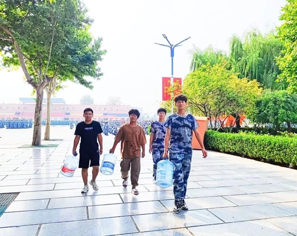 保定理工學院‖管理學院‖迷彩軍訓，青春無悔，管理學院后勤保障組志愿者在行動！