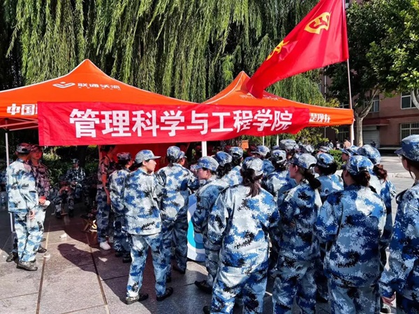 保定理工學院‖管理學院‖迷彩軍訓，青春無悔，管理學院后勤保障組志愿者在行動！
