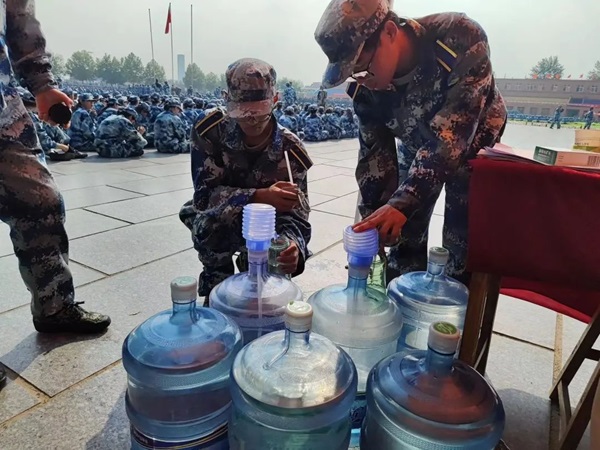 保定理工學院‖管理學院‖迷彩軍訓，青春無悔，管理學院后勤保障組志愿者在行動！