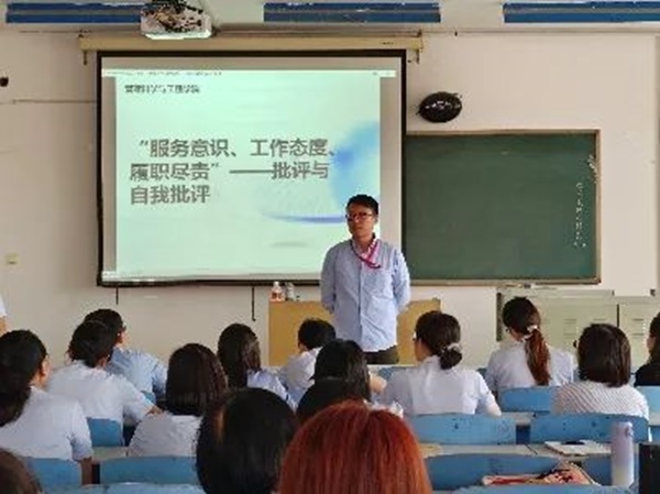 保定理工學(xué)院||管理學(xué)院||我院教師在“服務(wù)意識(shí)、工作態(tài)度、履職盡責(zé)”大討論民主生活會(huì)展開(kāi)批評(píng)與自我批評(píng)