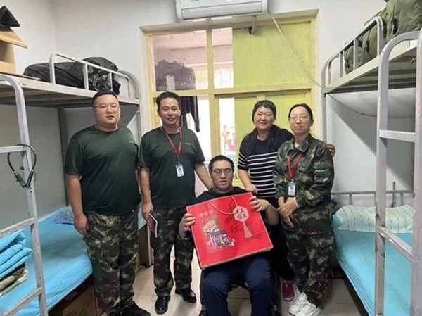 保定理工學(xué)院‖管理學(xué)院‖手拉手傳遞溫情，心連心共促成長——我院黨總支書記、學(xué)工副院長陳小偉同志為學(xué)生送溫暖