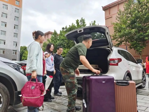保定理工學(xué)院‖管理學(xué)院‖暖心服務(wù)，助力2023屆畢業(yè)生走好大學(xué)生涯的最后一公里