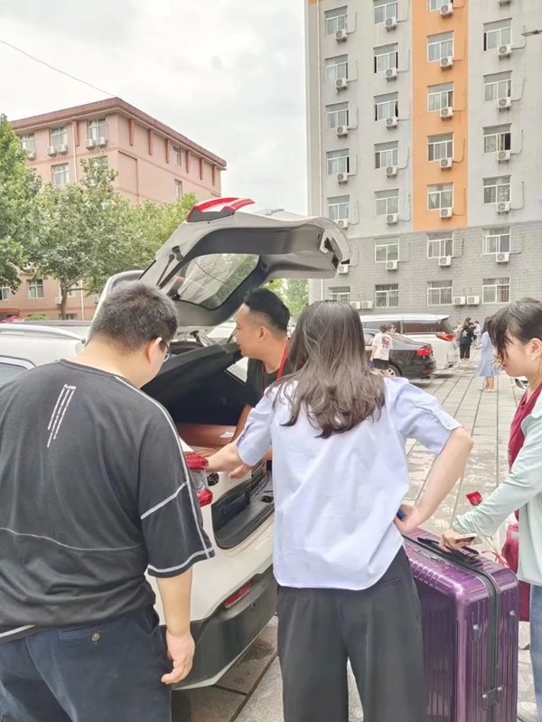 保定理工學(xué)院‖管理學(xué)院‖暖心服務(wù)，助力2023屆畢業(yè)生走好大學(xué)生涯的最后一公里