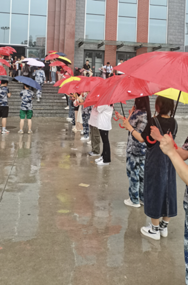 保定理工學(xué)院‖管理學(xué)院‖暖心服務(wù)，助力2023屆畢業(yè)生走好大學(xué)生涯的最后一公里